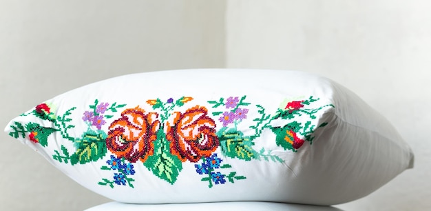 Vyšívaný vankúš